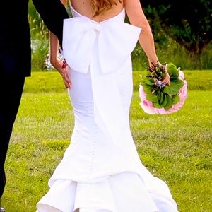 Bow in perfect condition. Put on after the ceremony for the reception fun.